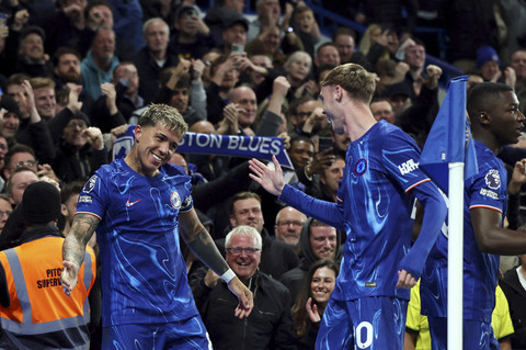 Pemain Chelsea Enzo Fernandez berselebrasi bersama Cole Palmer usai mencetak gol ke gawang Tottenham pada pertandingan Liga Inggris di Stamford Bridge, London, Inggris, Kamis (3/4/2025). Foto: Hannah McKay/Reuters