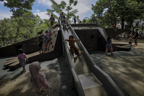 Sejumlah bocah bermain saat berwisata di Tebet Eco Park, Jakarta, Jumat (4/4/2025). Foto: Jamal Ramadhan/kumparan