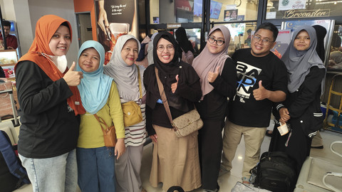 Hesti (46) bersama keluarganya mau mudik Lebaran ke Tegal, Jumat (4/4/2025).  Foto: Alya Zahra/kumparan 