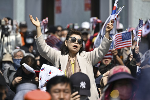 Pendukung Presiden Korea Selatan Yoon Suk-yeol menangis setelah keputusan Mahkamah Konstitusi atas pemakzulan Yoon saat unjuk rasa di depan Mahkamah Konstitusi Korea Selatan, Seoul, Jakarta, Jumat (4/4/2025).  Foto: Anthony Wallace/AFP
