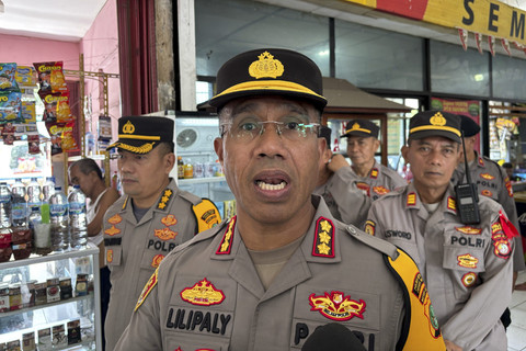 Kapolres Metro Jakarta Timur Kombes Ary Lilipaly menjawab pertanyaan wartawan saat melakukan peninjauan menjelang arus balik Lebaran di Terminal Kampung Rambutan, Jakarta, Jumat (4/4/2025).  Foto: Abid Raihan/kumparan
