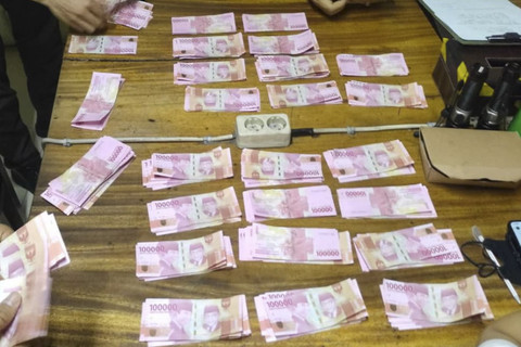 Petugas memeriksa uang palsu di Lippo Mampang, Jakarta Selatan. Foto: Dok. Istimewa