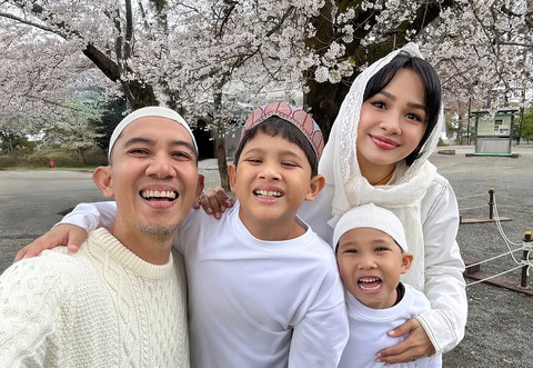 Lebaran Andien bersama keluarga di Jepang. Foto: Instagram/andienaisyah