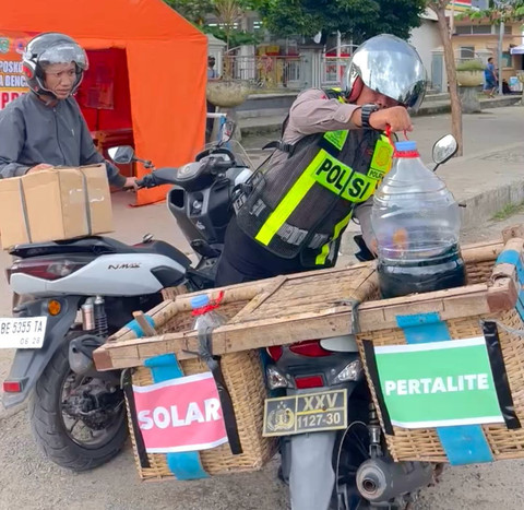 Polres Lampung Tengah hadirkan layanan BBM Keliling untuk pemudik di Jalinsum. | Foto: Dok Humas Polres Lampung Tengah