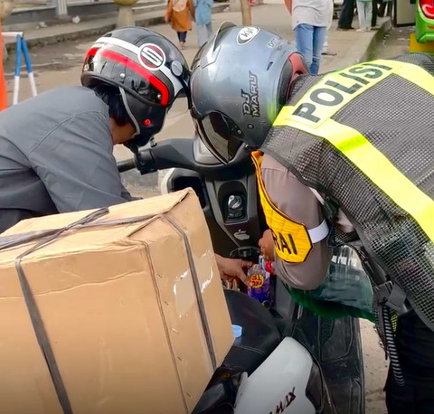 Polres Lampung Tengah hadirkan layanan BBM Keliling untuk pemudik di Jalinsum. | Foto: Dok Humas Polres Lampung Tengah