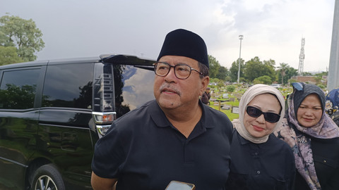 Wagub Jakarta Rano Karno menjawab pertanyaan wartawan saat ziarah ke makam keluarga di TPU Tanah Kusir, Jakarta, Jumat (4/4/2025).  Foto: Thomas Bosco/kumparan