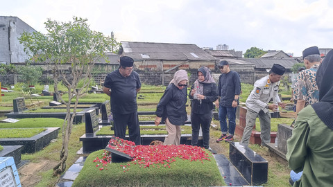 Wagub Jakarta Rano Karno menabur bunga saat ziarah ke makam keluarga di TPU Tanah Kusir, Jakarta, Jumat (4/4/2025). Foto: Thomas Bosco/kumparan