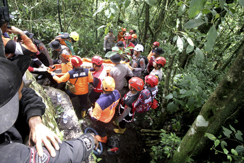 Tim SAR Gabungan, polisi dan TNI mencari korban tertimbun longsor di Jalan Raya Sumberbrantas, kawasan Hutan Raden Soerjo, Blok Watulumpang, Kecamatan Pacet, Mojokerto, Jawa Timur, Jumat (4/4/2025). Foto: Umarul Faruq/Antara Foto