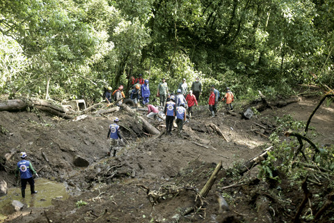 Tim SAR Gabungan, polisi dan TNI mencari korban tertimbun longsor di Jalan Raya Sumberbrantas, kawasan Hutan Raden Soerjo, Blok Watulumpang, Kecamatan Pacet, Mojokerto, Jawa Timur, Jumat (4/4/2025). Foto: Umarul Faruq/Antara Foto