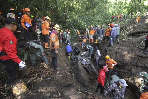 Tim SAR Gabungan, polisi dan TNI mencari korban tertimbun longsor di Jalan Raya Sumberbrantas, kawasan Hutan Raden Soerjo, Blok Watulumpang, Kecamatan Pacet, Mojokerto, Jawa Timur, Jumat (4/4/2025). Foto: Umarul Faruq/Antara Foto