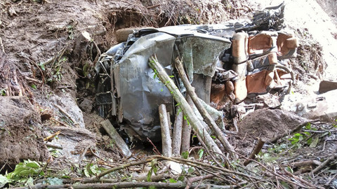 Mobil yang terkena longsor di Blok Watulumpang, Kecamatan Pacet, Mojokerto, Jawa Timur, Jumat (4/4/2025). Foto: Dok. Mili.id