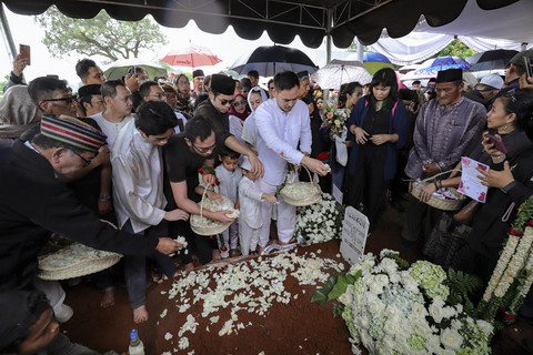 Sejumlah keluarga menaburkan bunga saat pemakaman aktor Ray Sahetapy di TPU Tanah Kusir, Jakarta, Jumat (4/4/2025). Foto: Jamal Ramadhan/kumparan
