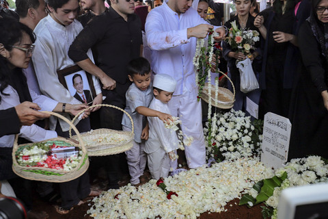 Sejumlah keluarga menaburkan bunga saat pemakaman aktor Ray Sahetapy di TPU Tanah Kusir, Jakarta, Jumat (4/4/2025). Foto: Jamal Ramadhan/kumparan
