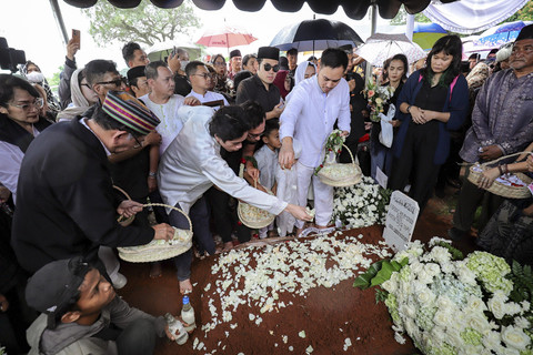 Sejumlah keluarga menaburkan bunga saat pemakaman aktor Ray Sahetapy di TPU Tanah Kusir, Jakarta, Jumat (4/4/2025). Foto: Jamal Ramadhan/kumparan