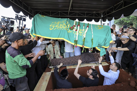 Keluarga serta kerabat mengangkat jenazah aktor Ray Sahetapy tiba di TPU Tanah Kusir, Jakarta, Jumat (4/4/2025). Foto: Jamal Ramadhan/kumparan