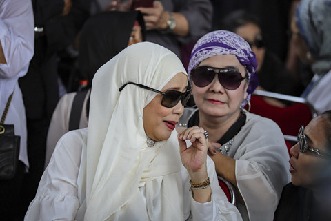 Mantan istri aktor Ray Sahetapy, Dewi Yull menangis saat pemakaman di TPU Tanah Kusir, Jakarta, Jumat (4/4/2025). Foto: Jamal Ramadhan/kumparan