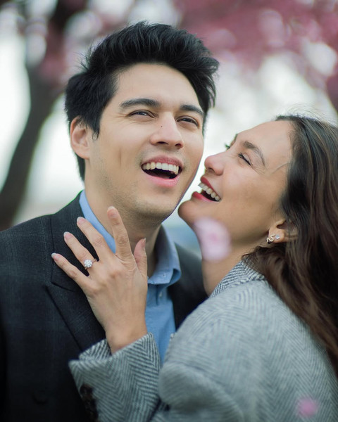 Luna Maya Dilamar Maxime Bouttier dengan Cincin Berlian yang Dikurasi Khusus. Foto: Instagram/ @lunamaya