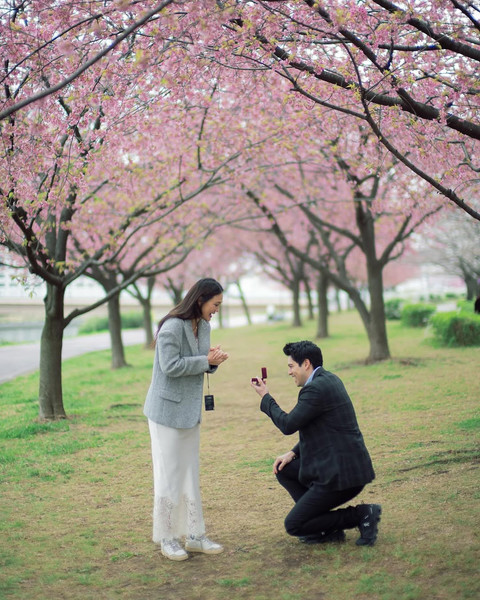 Momen romantis Luna Maya dilamar Maxime Bouttier di bawah indahnya bunga sakura. Foto: Instagram/ @lunamaya