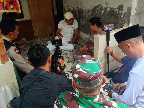 Dedi Mulyadi takziah ke rumah maling ayam yang diamuk warga di Subang. dok. kumparan