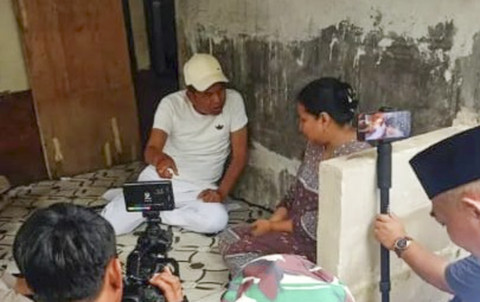 Gubernur Jabar Dedi Mulyadi mengunjungi keluarga maling ayam yang tewas diamuk massa di Subang. Foto: Dok. Istimewa