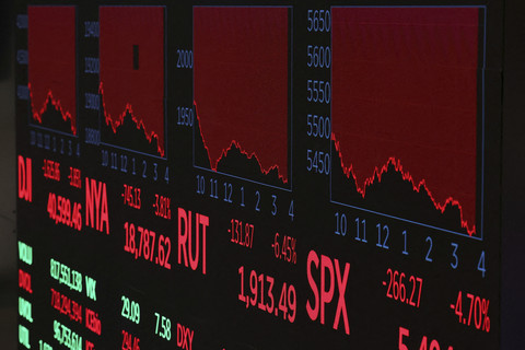 Layar menampilkan pergerakan saham di New York Stock Exchange (NYSE), New York, Amerika Serikat, Kamis (3/4/2025). Foto: Brendan McDermid/Reuters