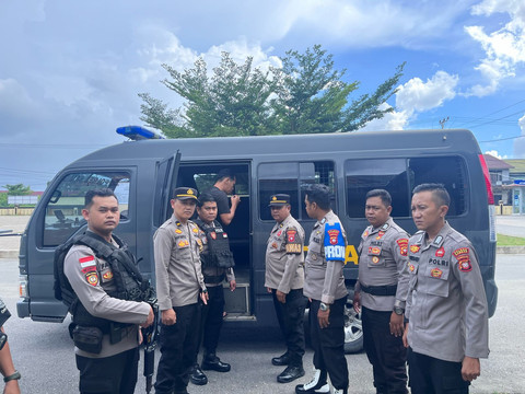 Petugas membawa pelaku yang membunuh ayah kandungnya ke RSJ. Foto: Dok. Polres Sambas