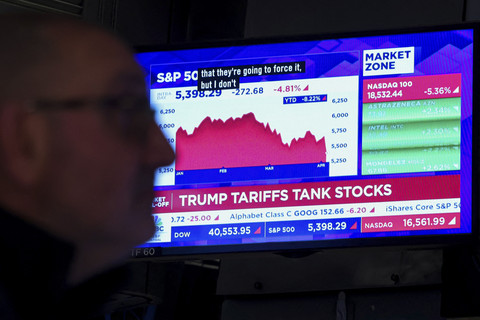 Pekerja melihat layar menampilkan pergerakan saham di New York Stock Exchange (NYSE), New York, Amerika Serikat, Kamis (3/4/2025). Foto: Charly Triballeau/AFP