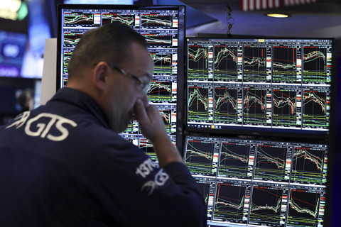 Pekerja melihat layar menampilkan pergerakan saham di New York Stock Exchange (NYSE), New York, Amerika Serikat, Kamis (3/4/2025). Foto: Charly Triballeau/AFP