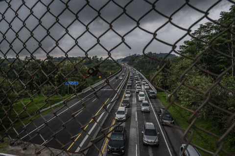 Sejumlah kendaraan (lajur kanan) melaju perlahan menuju arah Jakarta di Tol Trans Jawa ruas Semarang-Solo, Bawen, Kabupaten Semarang, Jawa Tengah, Jumat (4/4/2025). Foto: Aprillio Akbar/ANTARA FOTO