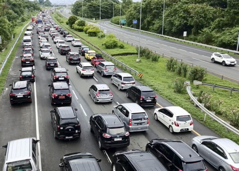 Kemacetan di ruas Tol Palikanci KM 204 Ciperna. Jumat (4/4/2025). Foto: kumparan