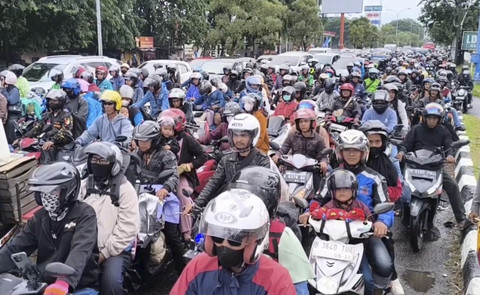 Penumpukan pemudik menuju Jakarta saat di lampu merah Jalan Pantura Cirebon, Jumat (4/4/2025). Foto: kumparan