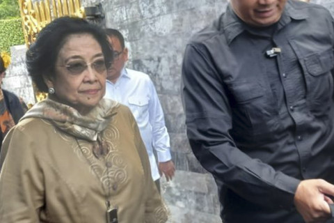 Ketua Umum DPP PDIP Megawati Soekarnoputri berziarah ke makam ayahandanya Presiden Pertama RI Soekarno di Kelurahan Bendogerit, Kecamatan Sananwetan, Kota Blitar, Jawa Timur, Jumat (4/4/2025). Foto: Asmaul Chusna/Antara