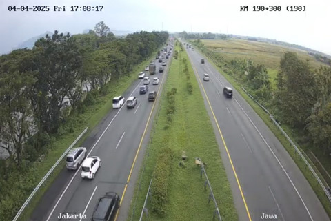 Arus lalu lintas di Tol Trans Jawa pada Jumat (4/4/2025) sore. Foto: Dok. CCTV Jasa Marga