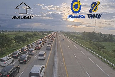 Arus lalu lintas di Tol Trans Jawa pada Jumat (4/4/2025) sore. Foto: Dok. CCTV Jasa Marga