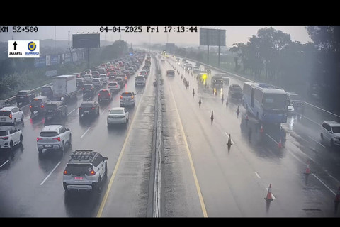 Arus lalu lintas di Tol Trans Jawa pada Jumat (4/4/2025) sore. Foto: Dok. CCTV Jasa Marga
