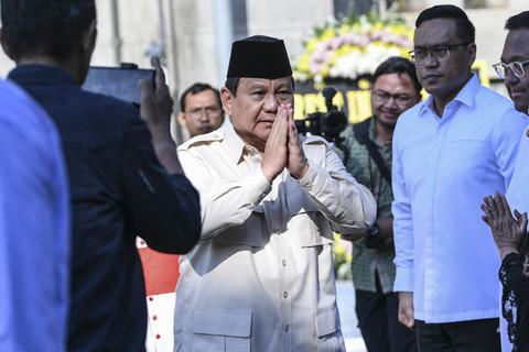 Presiden Prabowo Subianto memberi salam setibanya di Gereja Katedral, Jakarta, Jumat (4/4/2025). Foto: Hafidz Mubarak A/ANTARA FOTO