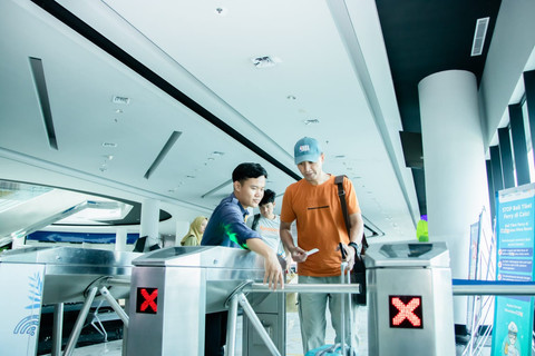 Masyarakat yang menggunakan kapal ferry pada arus balik Lebaran 2025. Foto: Dok. ASDP