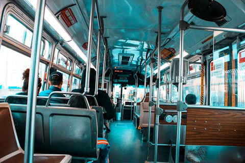 Ilustrasi tips agar tidak mabuk perjalanan naik bus. Sumber: pexels.com