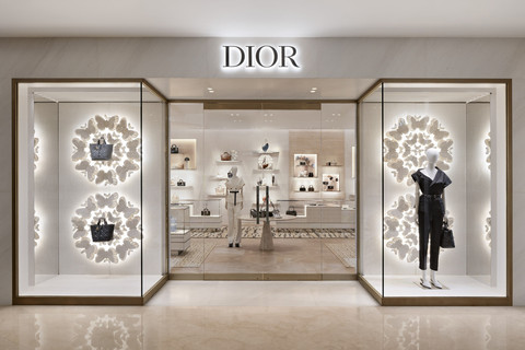 Rumah mode asal Prancis, Dior, resmi membuka kembali butik mereka di Plaza Indonesia, menghadirkan konsep modern dan elegan. Foto: Dok. Mario Wibowo