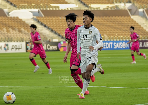 Daniel Alfrido pemain Timnas Indonesia U-17 beraksi saat melawan Korea Selatan U-17 dalam pertandingan Grup C Piala Asia U-17 2025 di Arab Saudi, Jumat (4/4/2025). Foto: Dok. PSSI