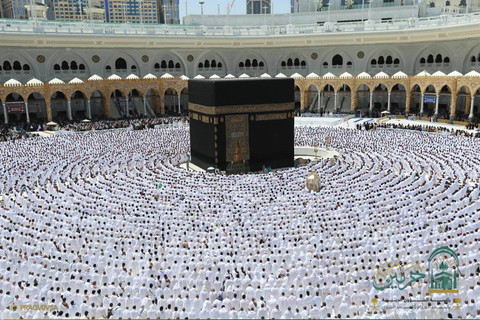 Biasanya salat di mataf Masjidil Haram padat seperti ini meski suhu mencapai 38 derajat Celsius.. Foto: Dok Pragovsa