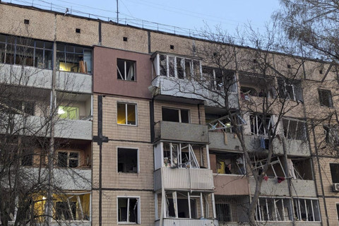 Pemandangan menunjukkan lokasi serangan rudal Rusia, di tengah serangan Rusia ke Ukraina, di Kryvyi Rih, Ukraina, Kamis (4//4/2025). Foto: Reuters