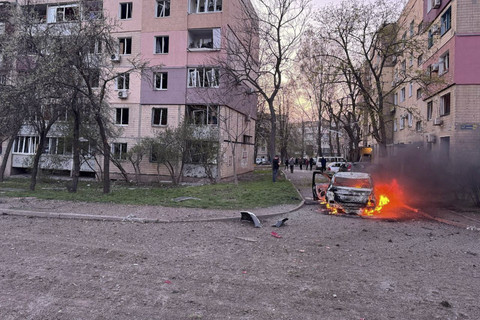 Pemandangan menunjukkan lokasi serangan rudal Rusia, di tengah serangan Rusia ke Ukraina, di Kryvyi Rih, Ukraina, Kamis (4//4/2025). Foto: Reuters