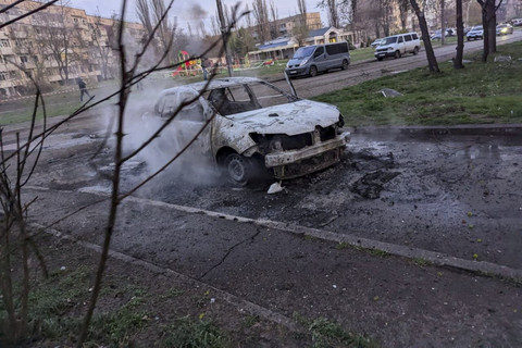 Pemandangan menunjukkan lokasi serangan rudal Rusia, di tengah serangan Rusia ke Ukraina, di Kryvyi Rih, Ukraina, Kamis (4//4/2025). Foto: Reuters