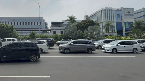 Sejumlah kendaraan berisi pengunjung antre masuk saat berwisata di Ancol, Jakarta, Sabtu (5/4/2025). Foto: Alya Zahra/kumparan 