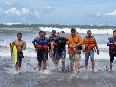 Korban selamat saat ditolong tim SAR. Foto: Dok. Polres Bantul