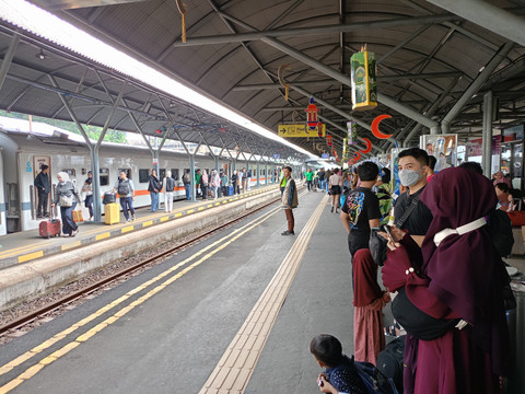 Suasana arus balik di stasiun Surabaya Gubeng. Foto: Humas Daop 8 Surabaya 