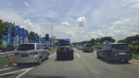 Sejumlah kendaraan melintas di Tol Cipali KM 164, Majalengka, Jawa Barat, Sabtu (5/4/2025). Foto: Aditia Noviansyah/kumparan