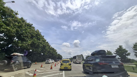 Sejumlah kendaraan melintas di Tol Cipali KM 164, Majalengka, Jawa Barat, Sabtu (5/4/2025). Foto: Aditia Noviansyah/kumparan