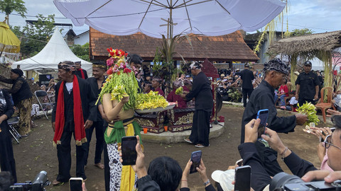 Sejumlah warga mengikuti Ritual Sakral Seblang Olehsari di Banyuwangi, Jawa Timur, Jumat (4/4/2025). Foto: kumparan